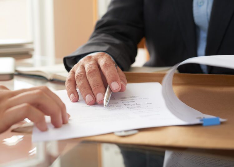 Firma de documento legal relacionado con la declaración del usufructuario ante la Agencia Tributaria en España